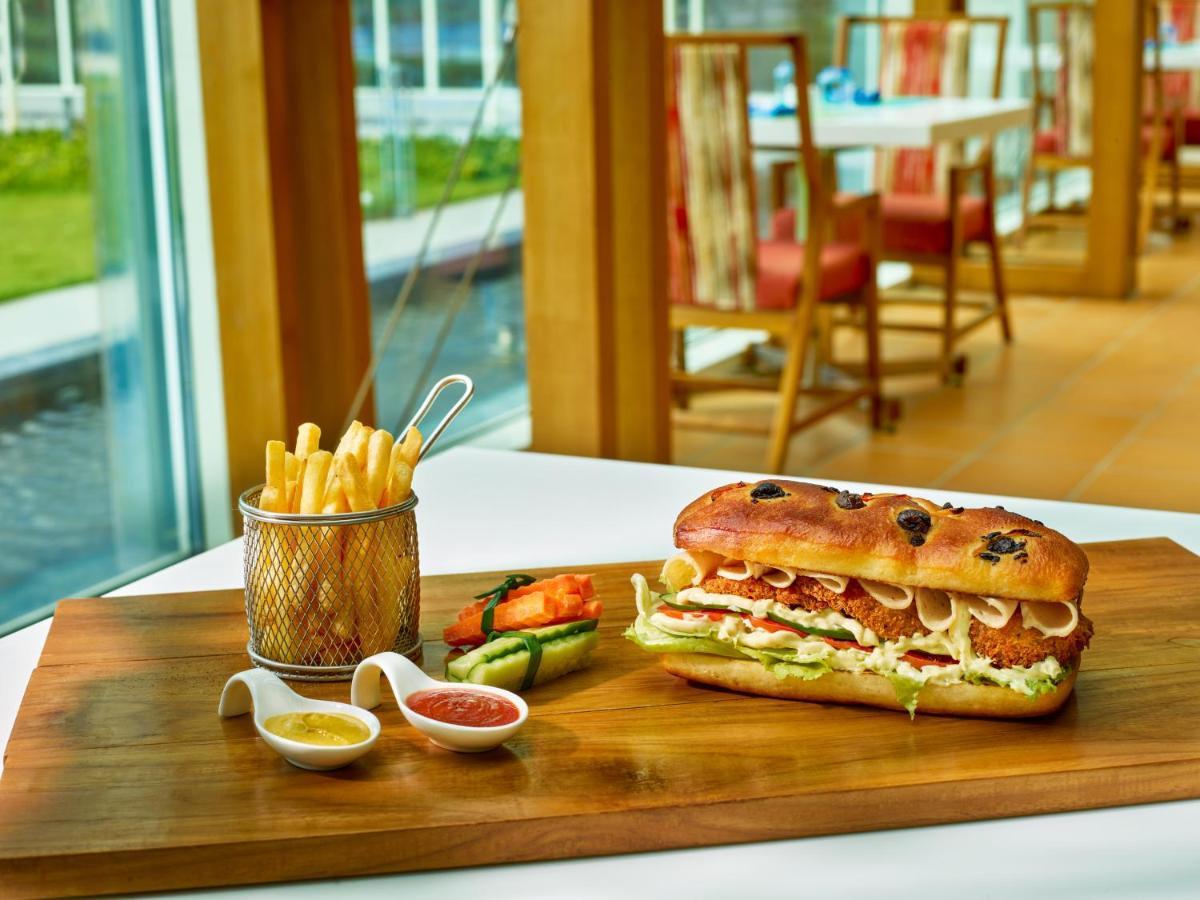 O by Tamara Thiruvananthapuram Exterior foto A chicken sub