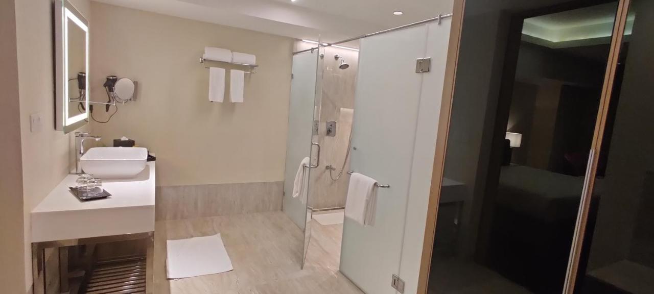O by Tamara Thiruvananthapuram Exterior foto A shower with a sliding door