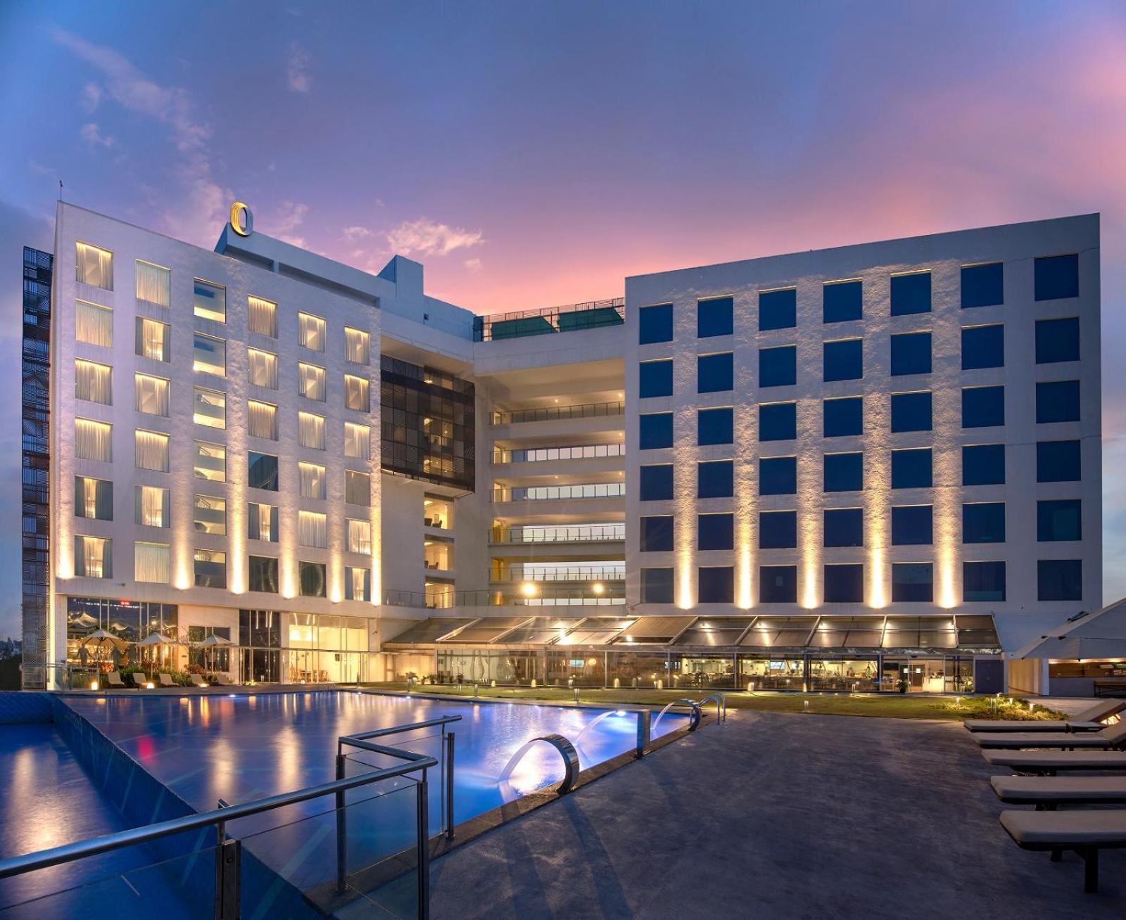 O by Tamara Thiruvananthapuram Exterior foto The hotel at night