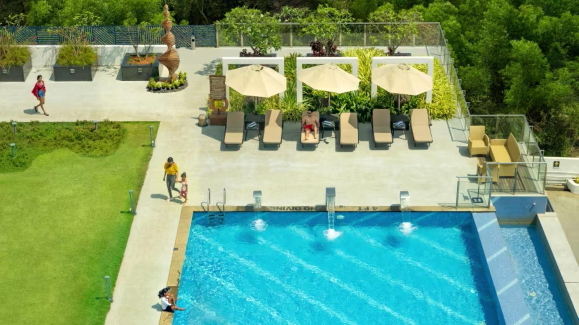 O by Tamara Thiruvananthapuram Exterior foto The swimming pool at the hotel